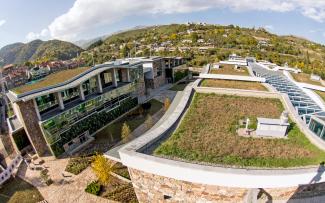 Students from over 50 countries live and study in a village-like community at United World College in Dilijan, with all their cultural, religious and political differences. © Danil Kolodin / Tim Flynn architects Buildings with extensive green roofs